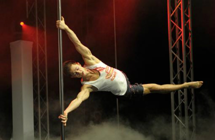 Бронзового призера по World Pole Dance танцевать на пилоне научила жена