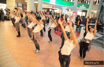 В московском торговом центре прошёл танцевальный флешмоб