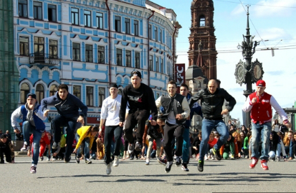 Танцевальный флешмоб прошел в центре Казани