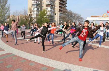 День солидарности молодежи в Мелитополе отметили флешмобом (видео)