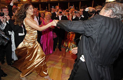Танцовщица стала причиной скандала на балу в Вене.