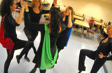 Студенты танцуют ирландский степ в день святого Патрика