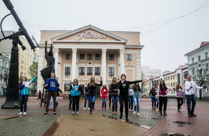 Танцевальный флешмоб прошёл на площади Звёзд в Могилёве