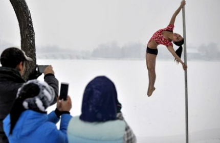 В Китае необычным способом пропагандируют pole dance